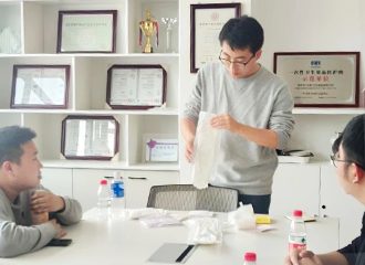 我们拥有15名以上的研发工程师及技术人员支持产品创新。有人体工程学研发工程师、配方工程师、包装工程师、材料工程师、研发研发设计工程师等